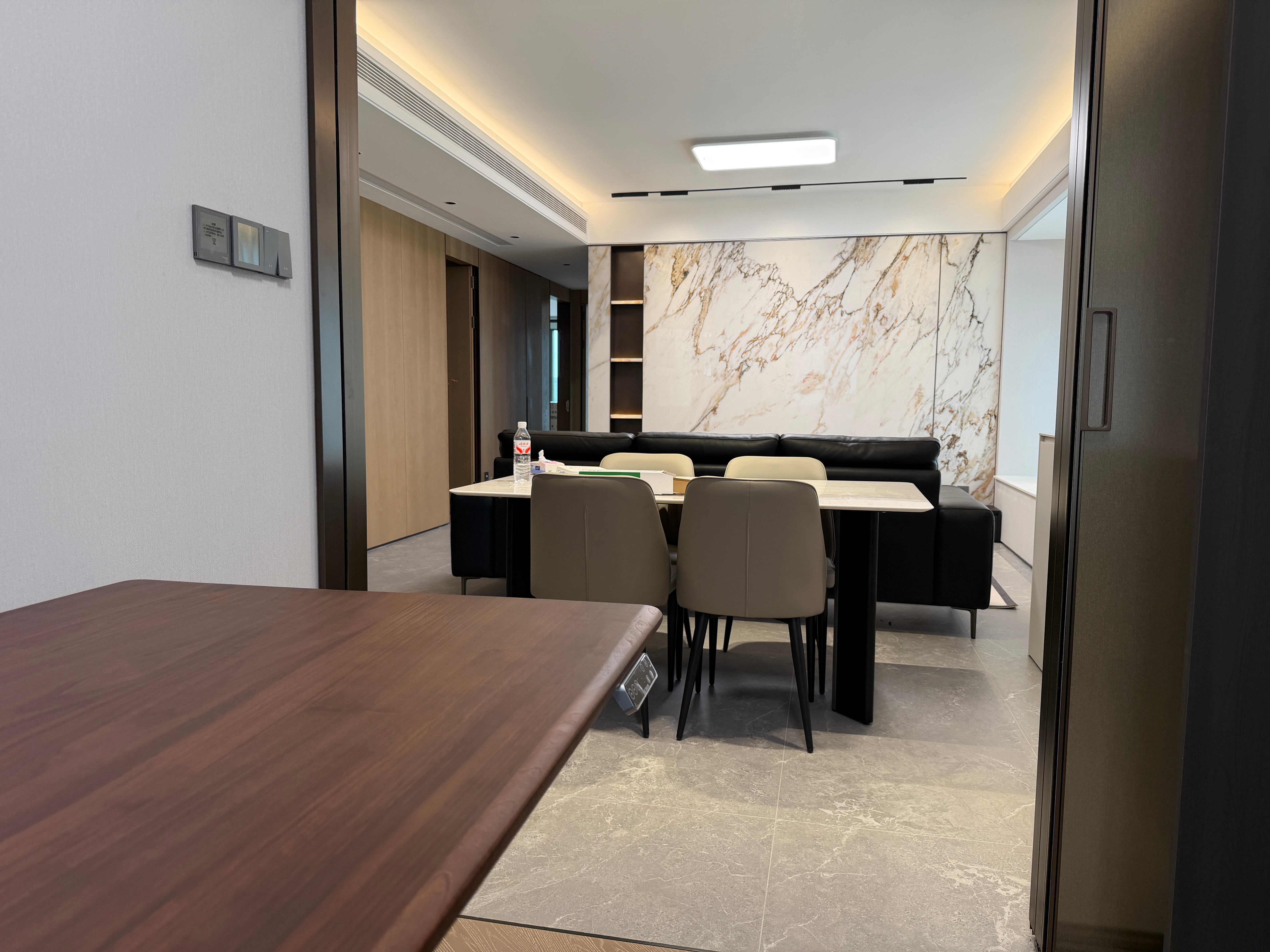 自从全屋定制老板跑路后柜子搁置了好几个月，直到今天，新家所有的家具柜子纱窗窗帘书
