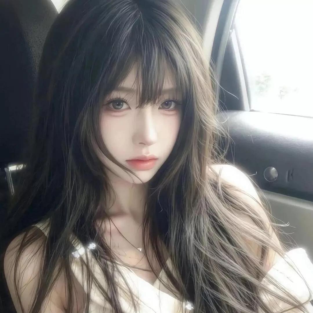 车内少女，梦幻妆容，唯美瞬间车内的美女 粉嫩少女妆容 车后座上的少女 汽车美人写