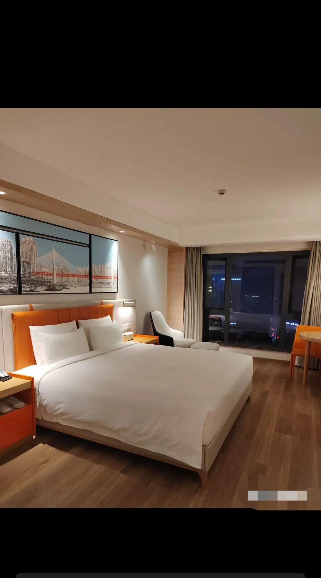 太糟心了！江苏南京，男子和女友早上在酒店亲密，谁知，就在浓情蜜意之时，窗边忽然传