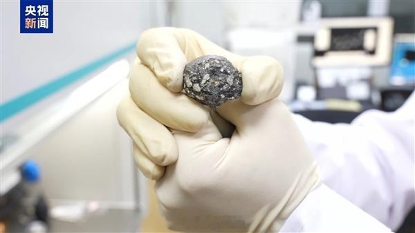 【中国发现第11种月球新矿物：铈镁嫦娥石！自带荧光】据央视新闻报道，我国发现并申