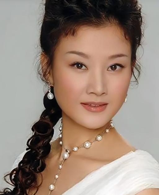 宋祖英才是真正聪明的女人，她跟罗浩结婚 13 年没有生育，常年被外界误以为二人是