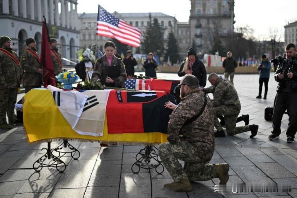 这属于反动属性拉满了！

一名韩国雇佣军在乌克兰阵亡，在基辅举行的葬礼中，这名金