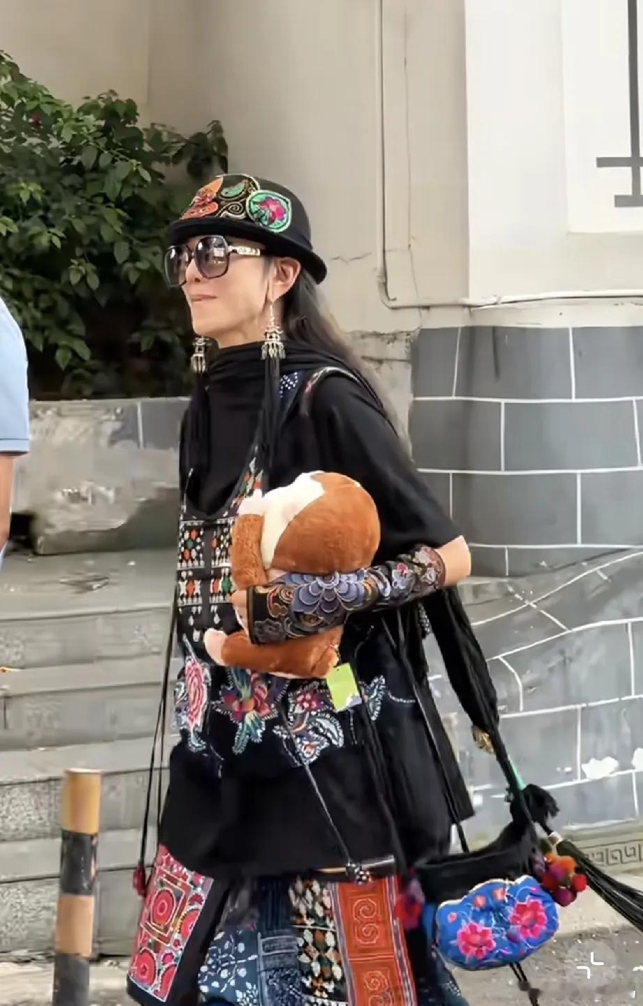 杨丽萍现身贵州好吃街闲逛，打扮好奇葩，脚上的鞋子看着有15厘米厚，留长指甲，状态