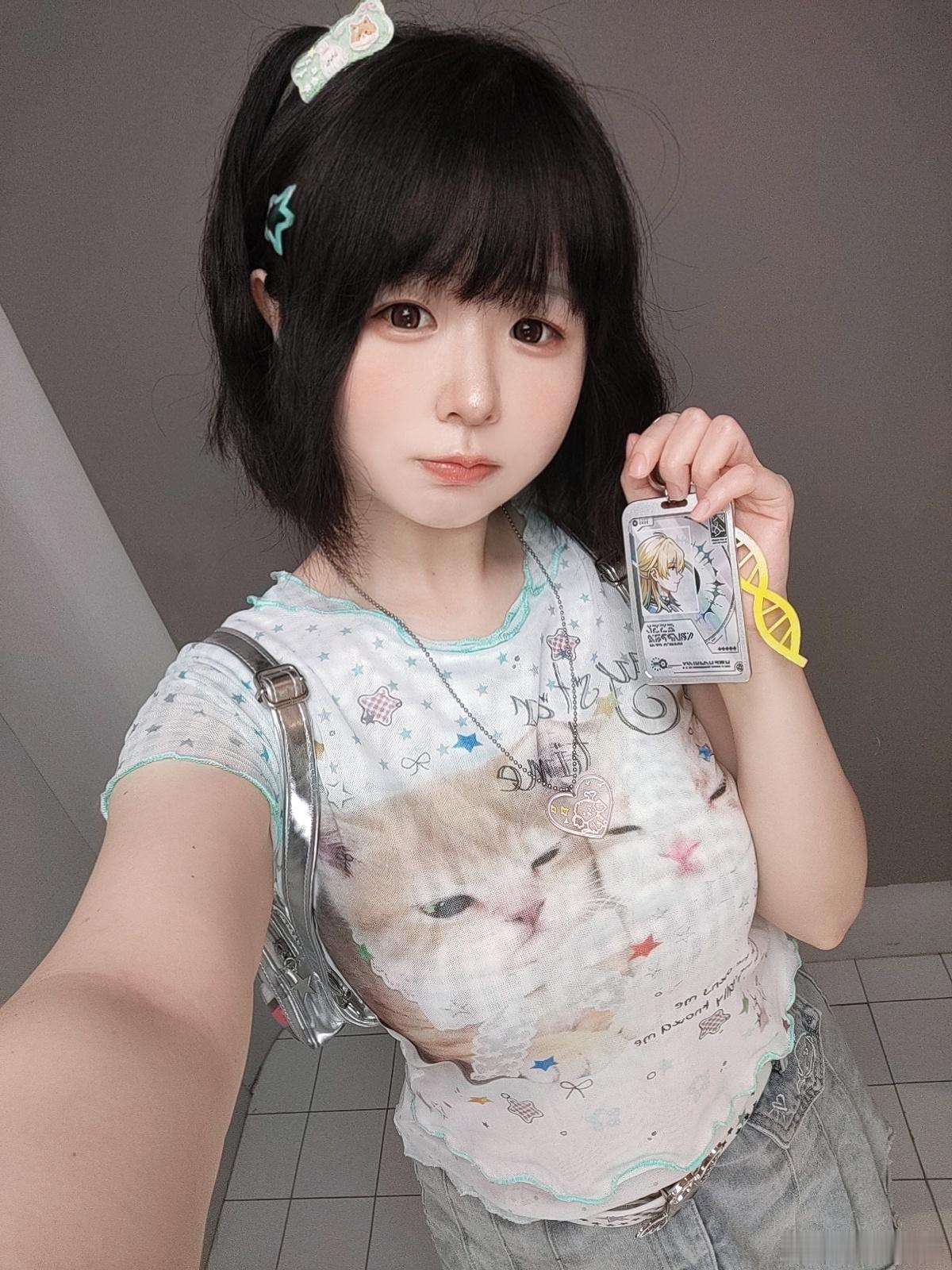 诶 谁的工牌掉了？ 