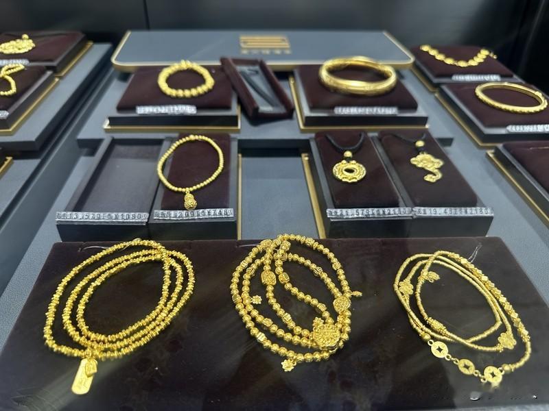 金饰克价一夜涨破1400元 金饰价格这是坐火箭了吧！12月23日，多个品牌金饰克