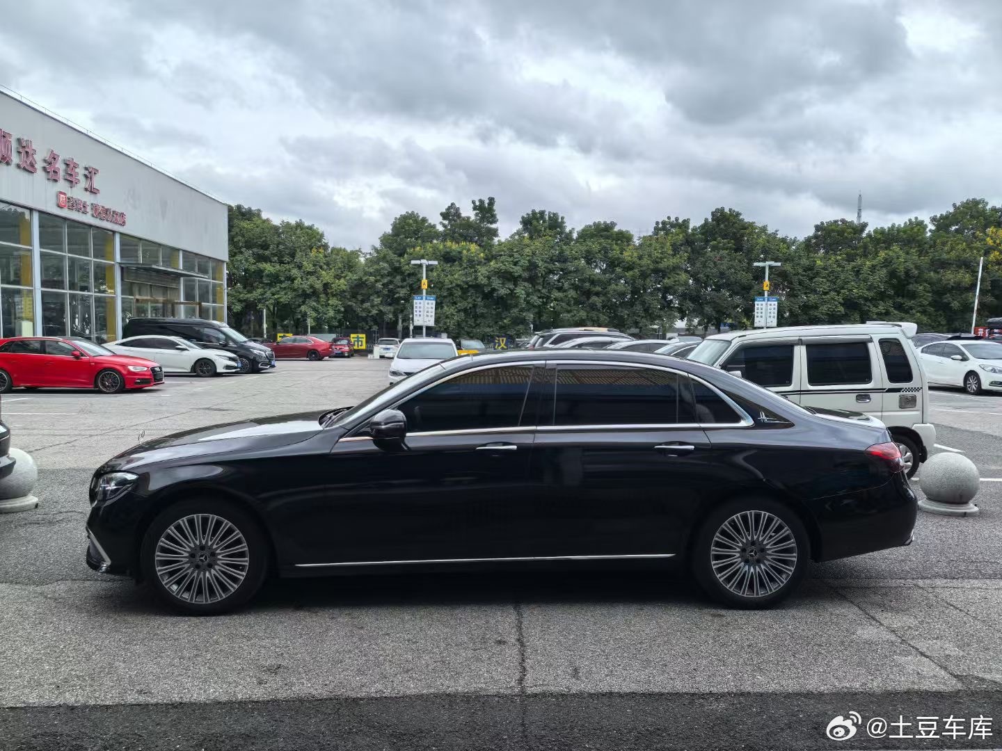 奔驰E300已售2年车龄 6.8万公里跑的有点多 不过价格真便宜！！！33万 还