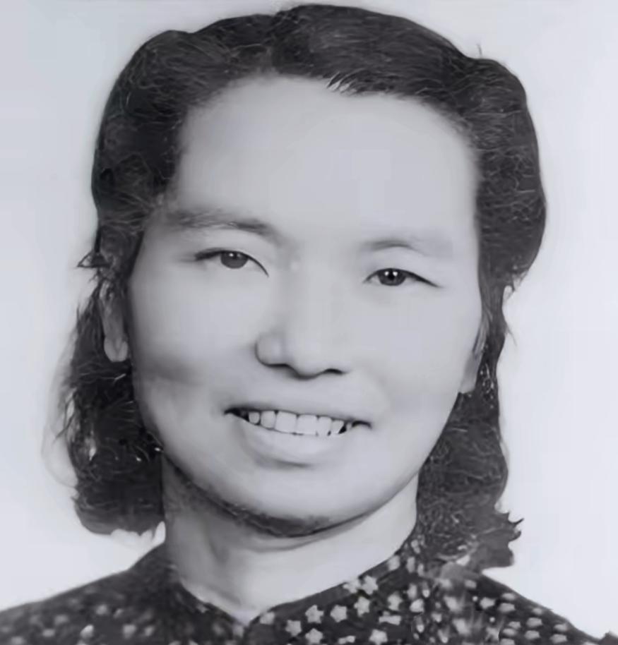 1950年2月，在看守所里，朱枫知道自己在劫难逃，便从皮衣夹缝中抠出几块金锁片，