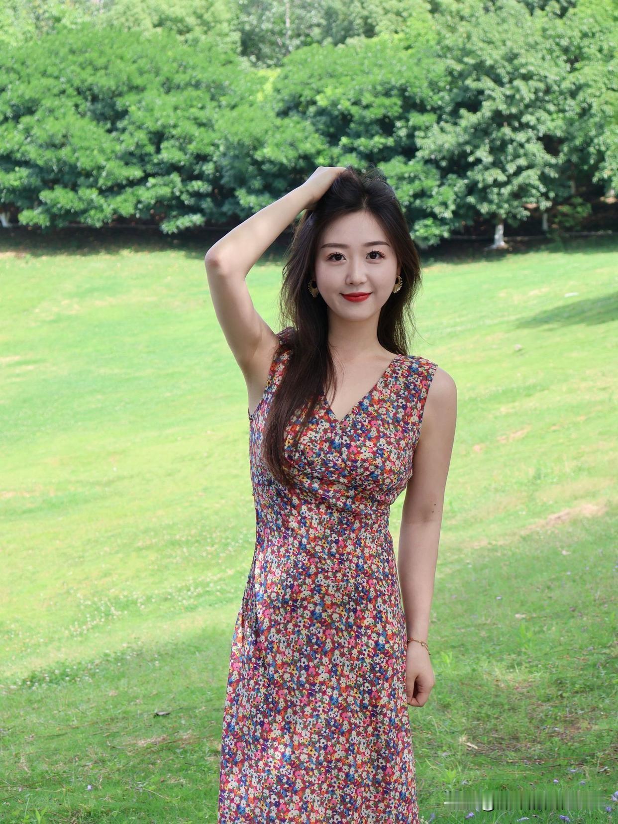 阳光下的花裙女孩，微笑中透着自然与美好。