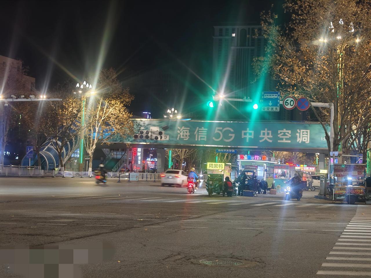 这些摊贩每晚真的把非机动车道占的死死的，今晚这里也是发生一起轻微交通事故，摊贩堵