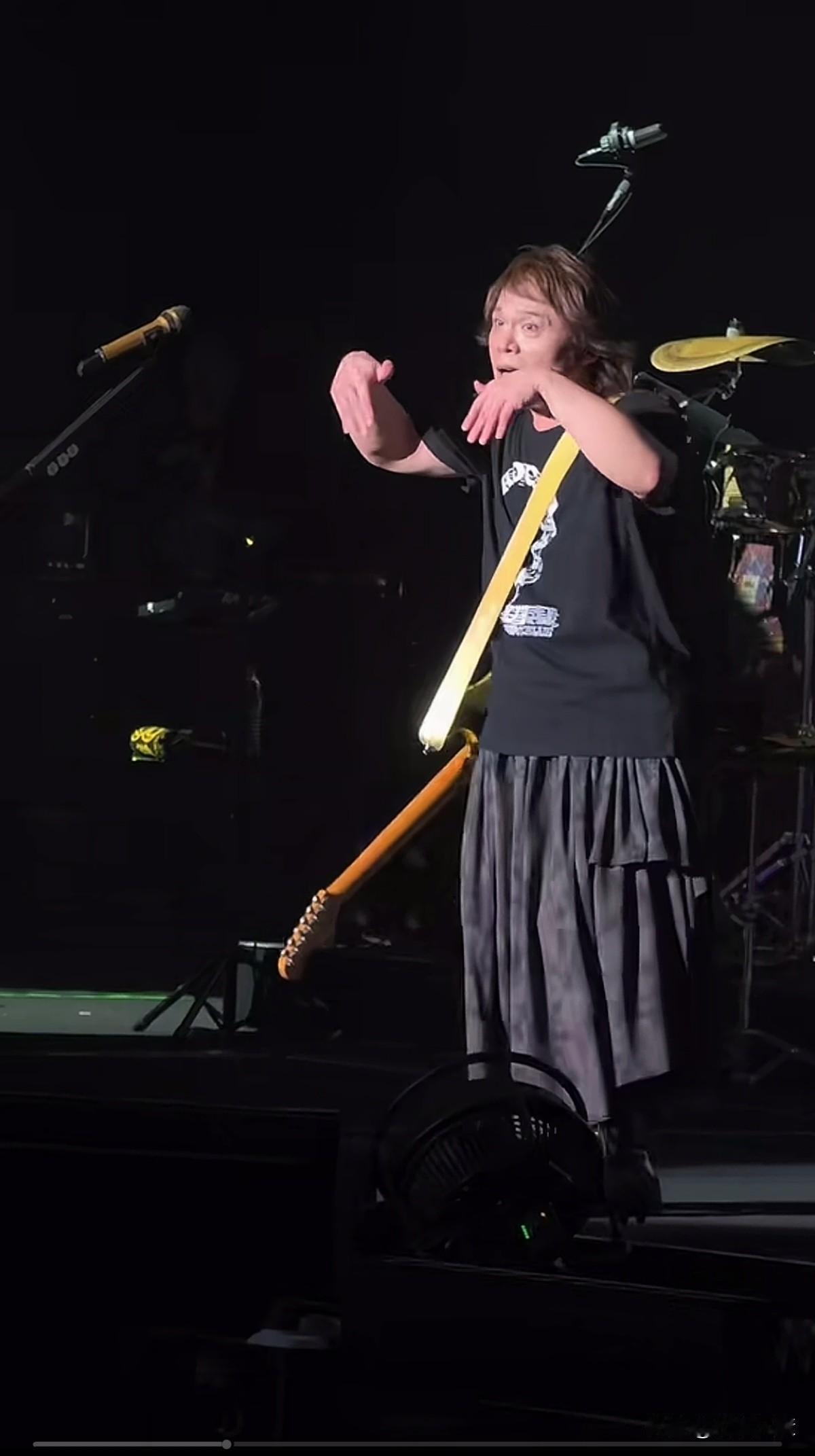 伍佰老师大妈式的穿衣，
真的与众不同，
太有风格了。
娱乐圈还有第二个人敢这样穿