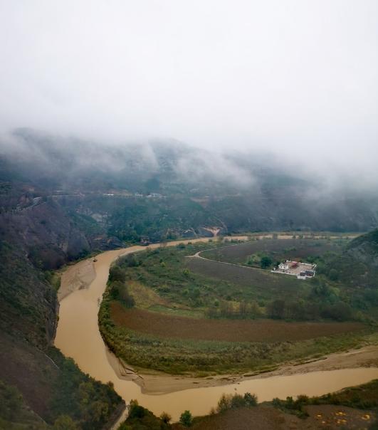 品读《山海经》553——《神州江湖》洛水
原文：
洛水出洛西山，东北注河，入成皋