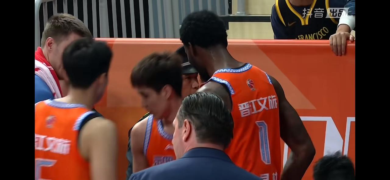 庞峥麟这个速度真快，朱俊龙大跨步完全跟不上，即便是在内线准备好的胡金秋也慢了一拍