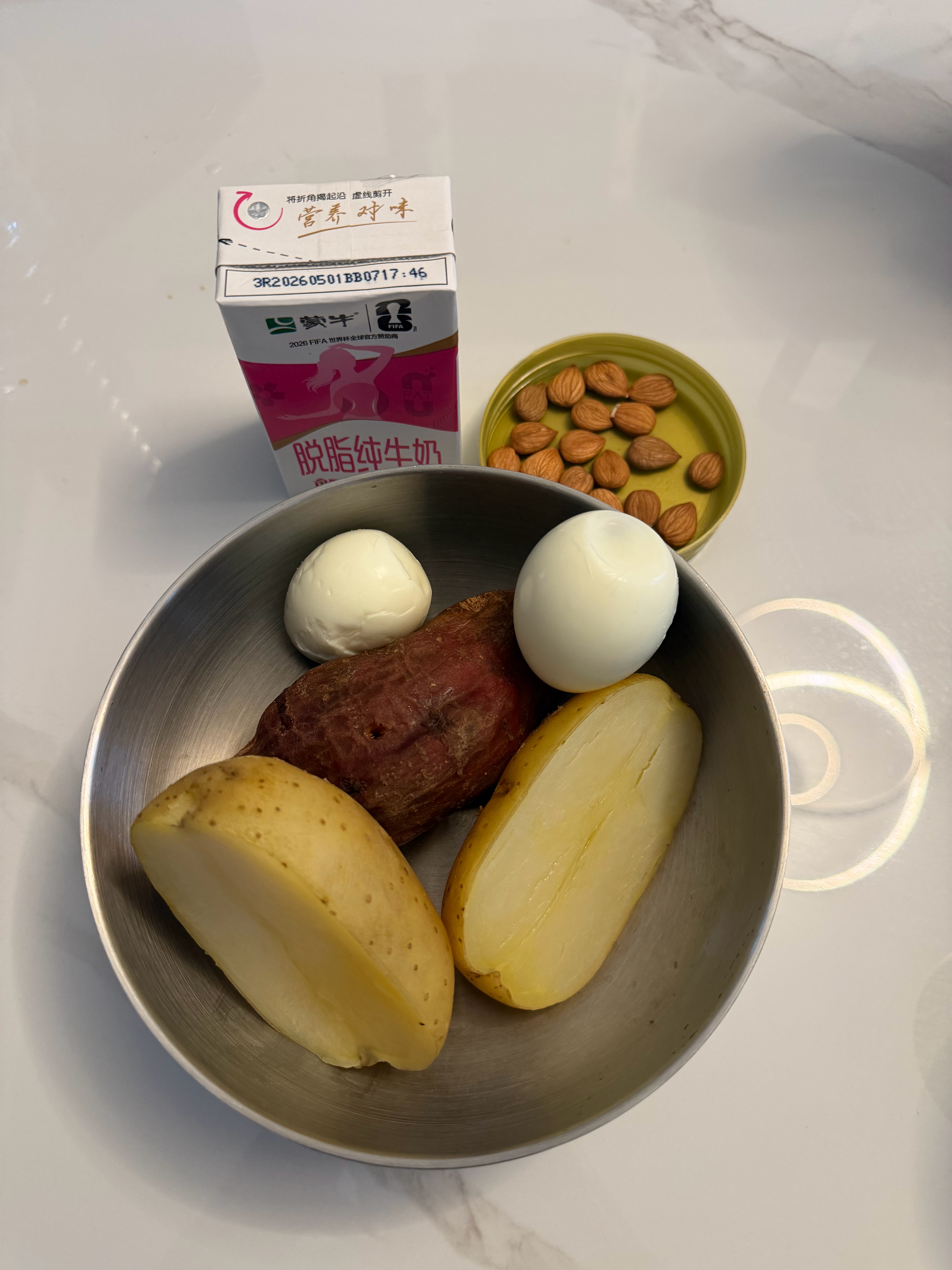 早～蒸红薯土豆（凉的）＋水煮蛋＋脱脂牛奶＋15克杏仁。前天晚上放纵餐后早上空腹体