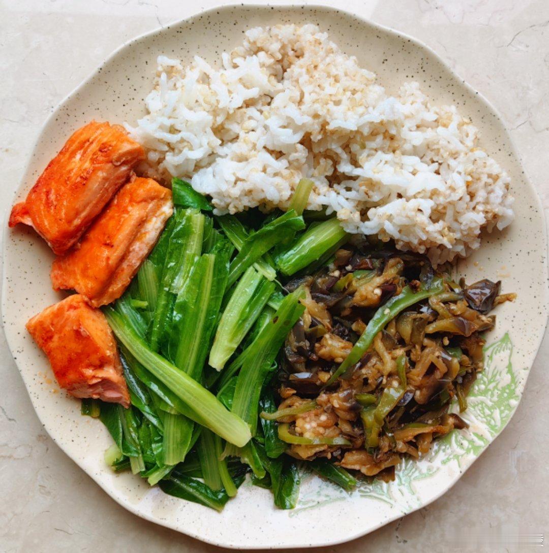 #这个问题吃什么# 发芽糙米大米饭；茄子辣椒丝，如果有猪肉丝加盟会更好吃，因为有