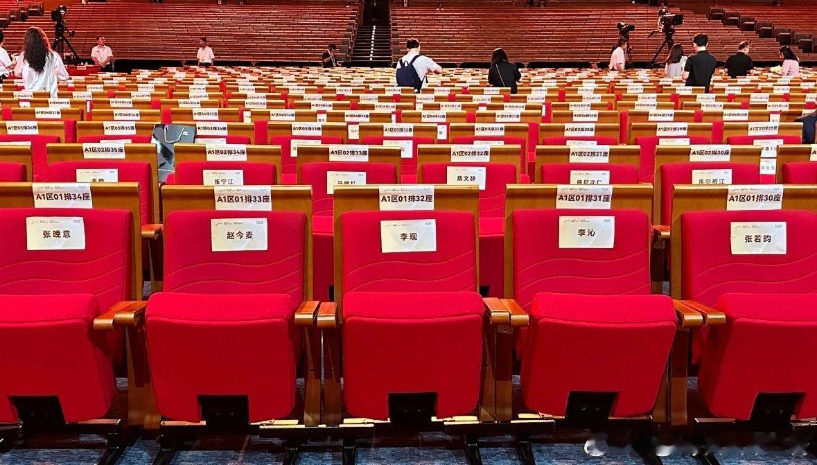 #张若昀李沁坐一起#飞天奖红毯直播簪花，内场第一排座位图来啦，来看看都有谁？#张