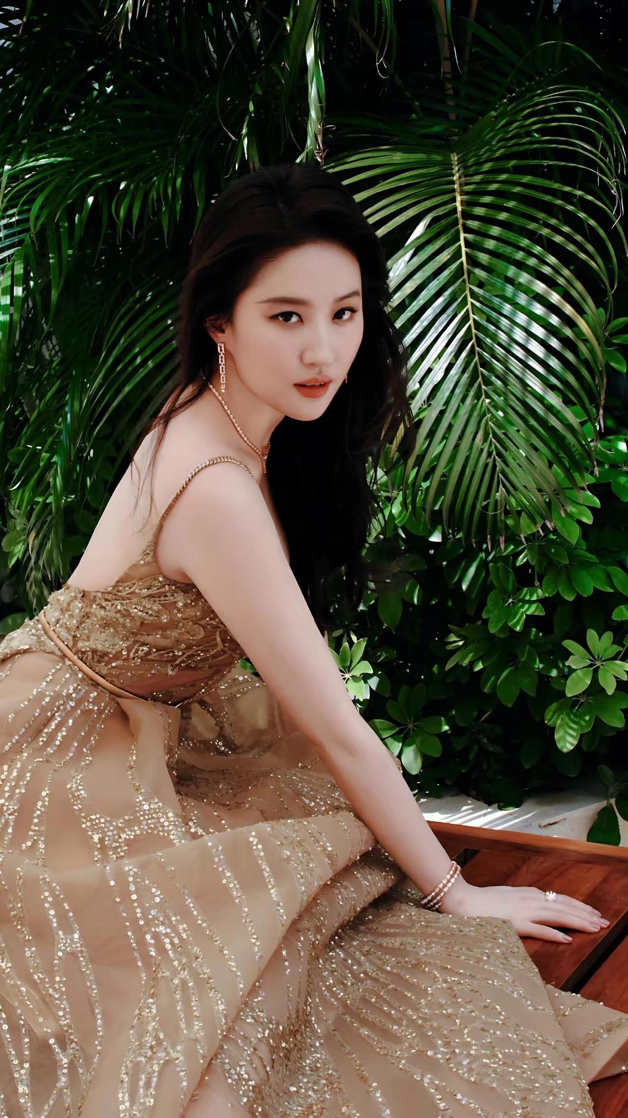 美女壁纸～刘亦菲, 仙女姐姐这身金色亮片裙太美了，仿佛自带柔光效果，让人心动不已