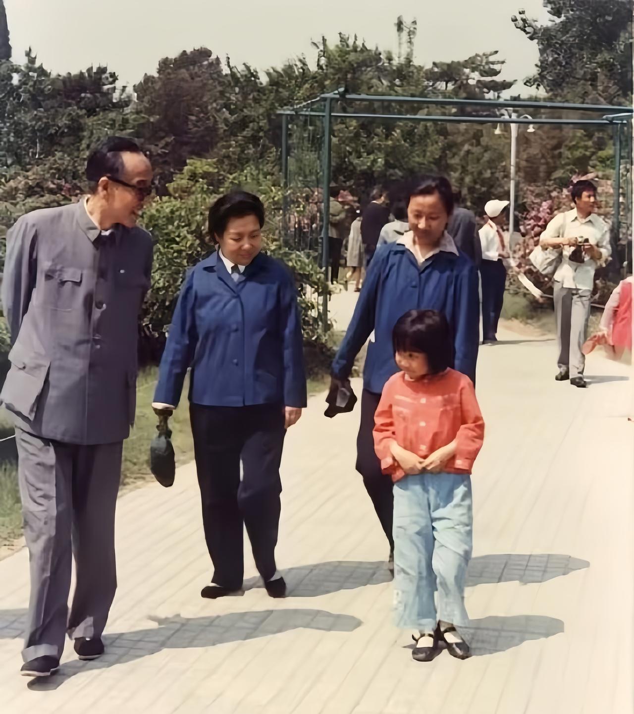 这是1982年祖孙三代在北京中山公园散步。这个穿着红衣服、黑皮鞋的六岁小姑娘后来