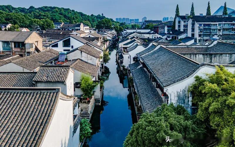 绍兴楼市这几年也是美美的降了一波。
绍兴楼市在2022年到2026年的时候。
绍