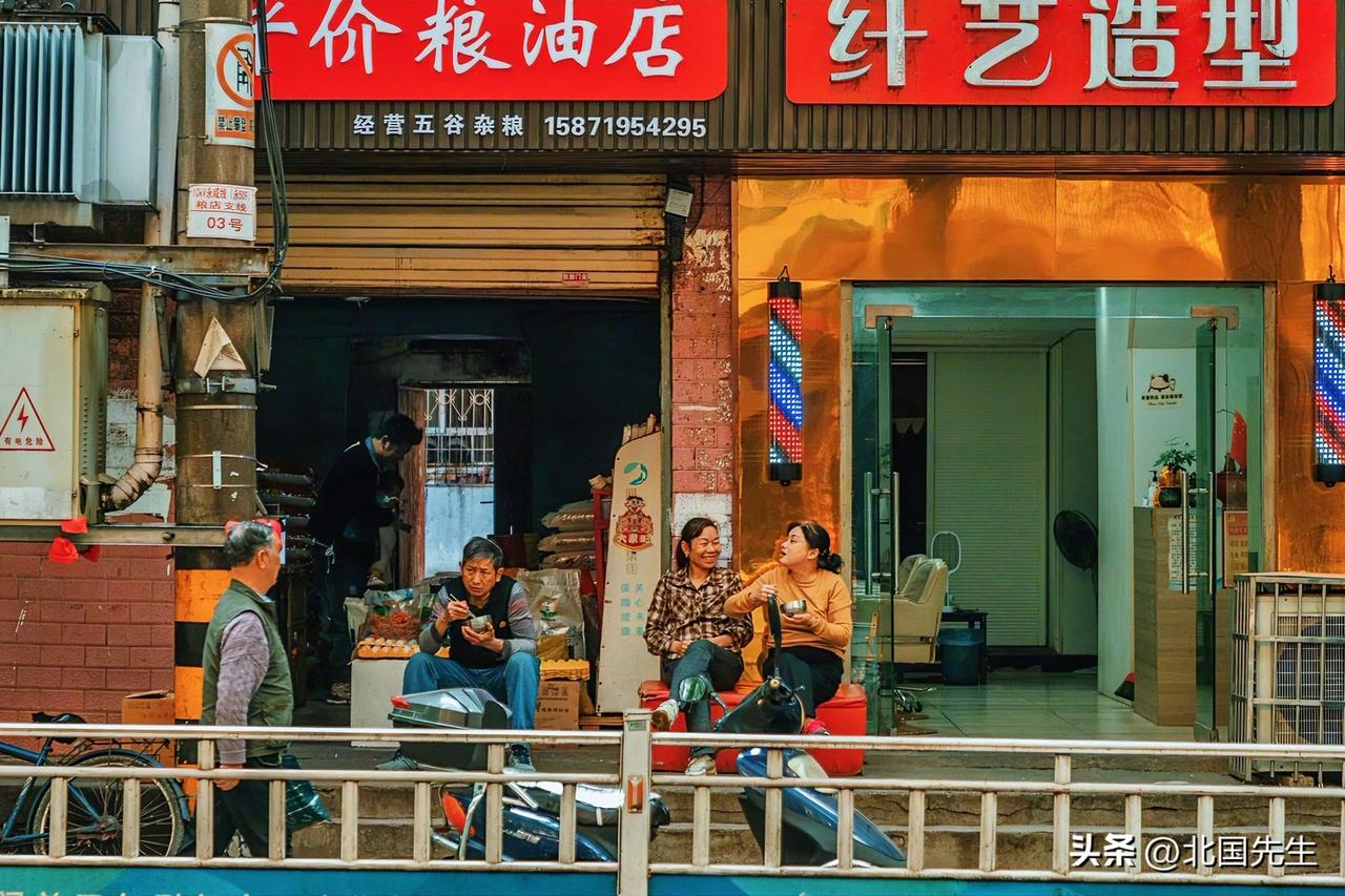 阿姨退休金3166元，每月能存2000元！来看一下如何存钱。

阿姨晒出账单，四