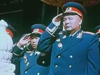 开国大将徐海东将军高大壮实，面圆耳长，虎背熊腰，望之如泰山压顶。其擅长山地作战，