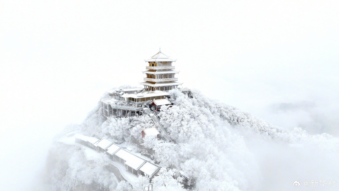 #新华社出图#【好美！#雪景和冷空气一起来了#】今日，受寒潮天气影响，多地迎来降
