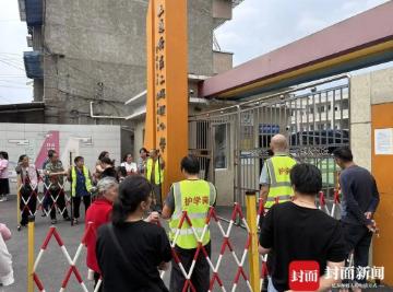 护学岗“自愿”成硬任务，抱婴站岗、老人顶班多地叫停！让家长分担学校责任？

9月