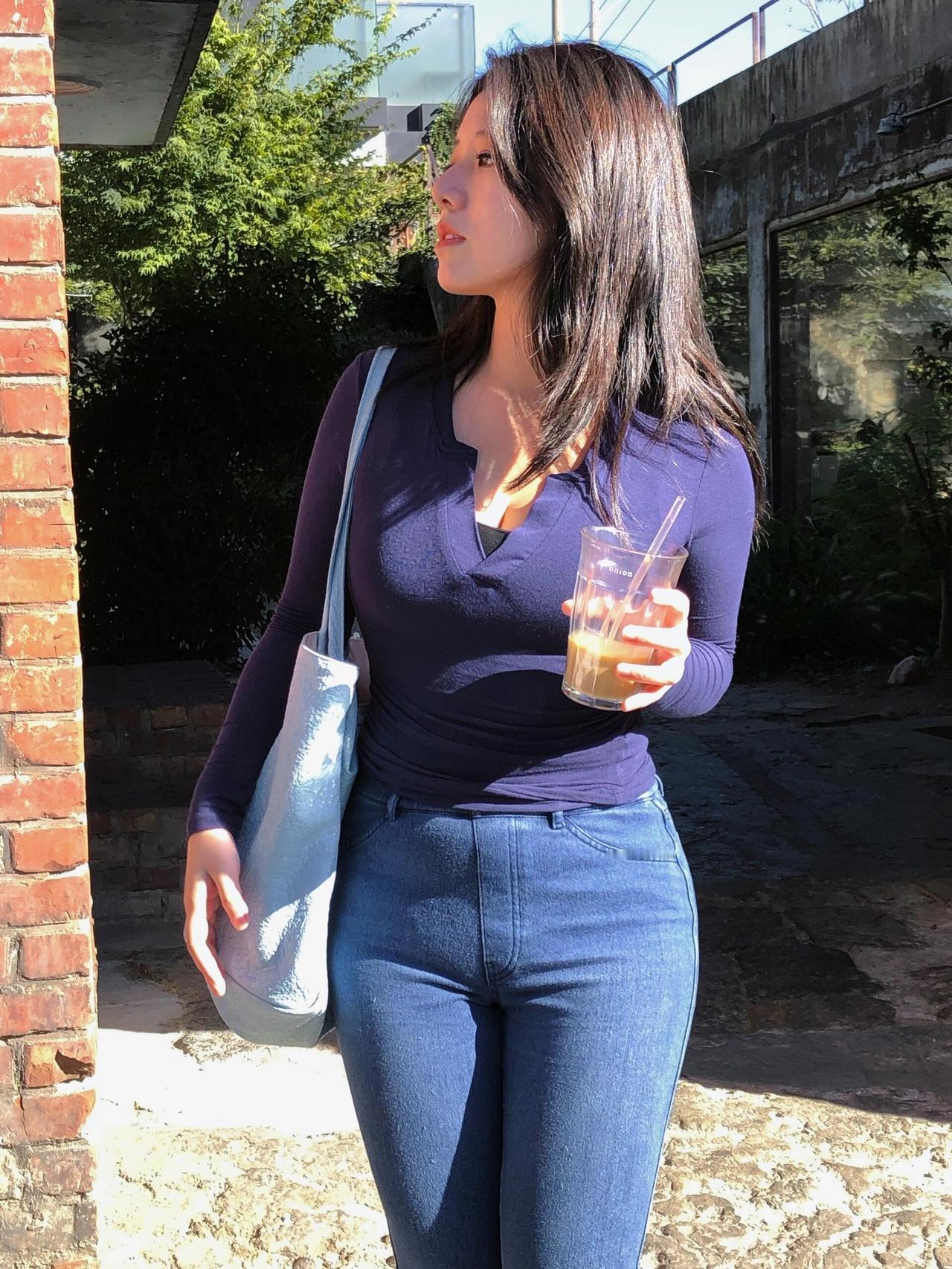 阳光下的咖啡时光，悠闲自在