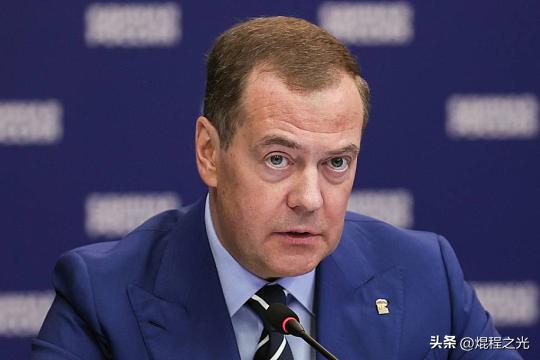 梅德韦杰夫：伊朗掐断曼德海峡比核弹更致命！

莫斯科这次把窗户纸捅破了。刚参加完