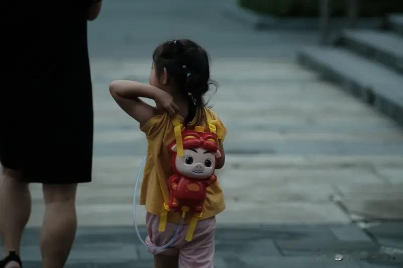 人熬到带娃的日子才懂，
让家人记着的，
从来不是你的忙碌，而是
你的光芒。

你