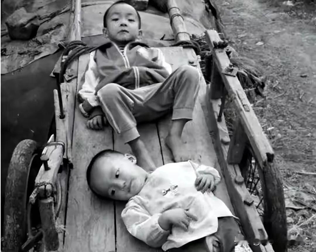 人最早可以记得几岁前的情形？
我最早记得我爷爷推着农村的那种两轮手推车哼着戏文在