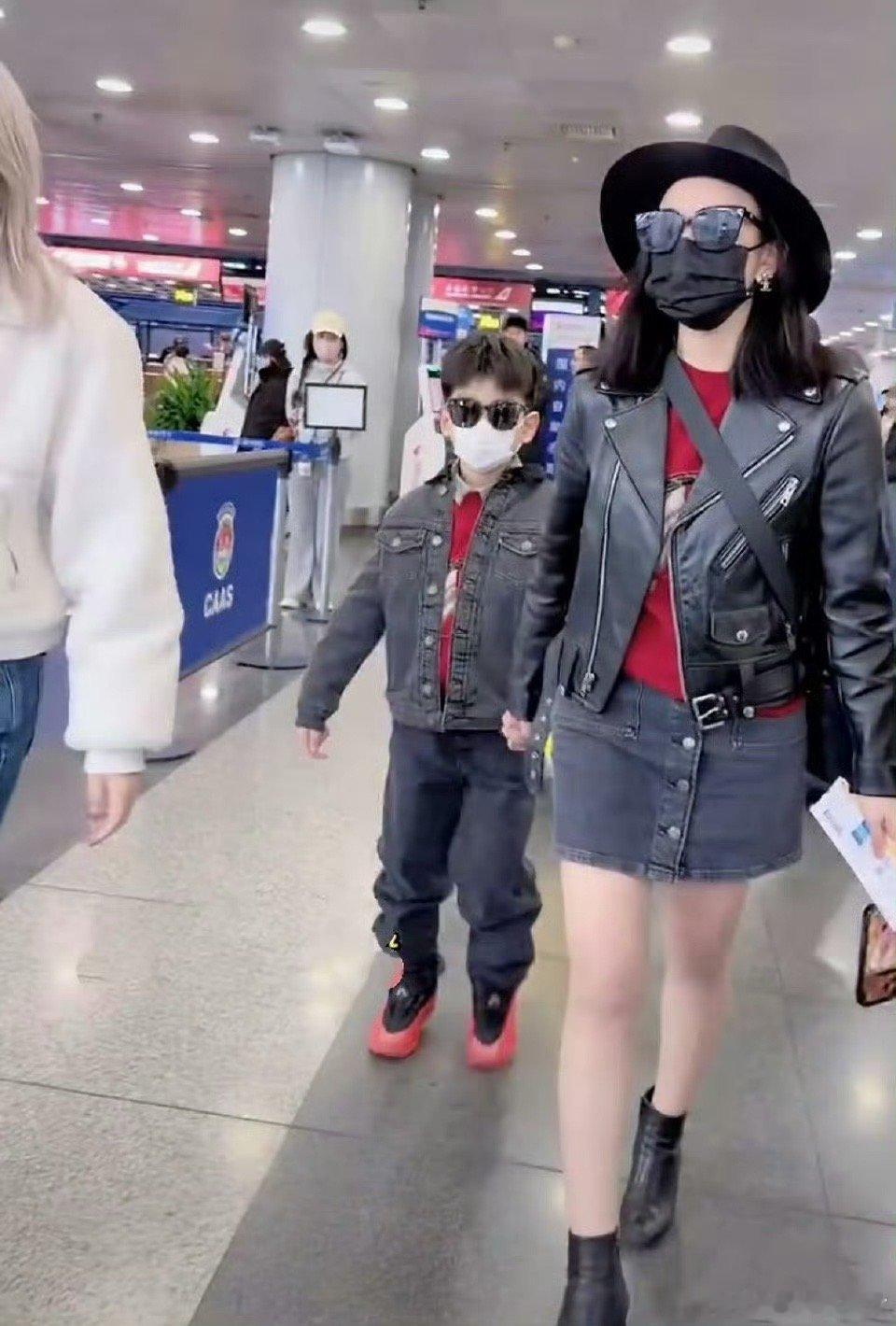 陈妍希带儿子一起去星光大赏陈妍希带小星星参加星光大赏，可以看到帅气的小帅哥了，陈