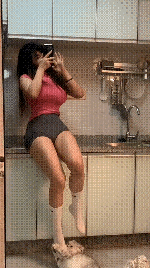 图一：猫咪：铲屎官别玩了好不好，赶紧做饭吧，我都有点饿了啊。
图二：着急上班的小