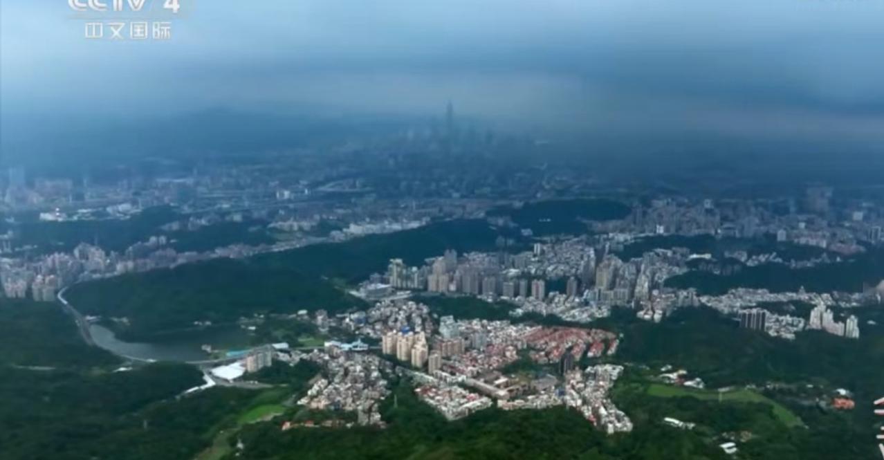 台当局一心“倚美谋独”，但岛内民众的“疑美论”愈发强烈。画面里台湾的城市全景、美