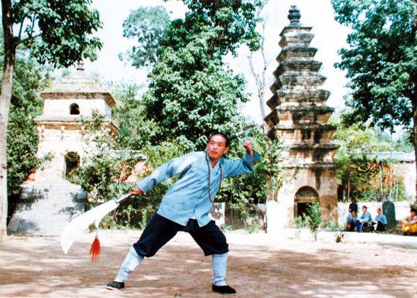 21岁的释永信在少林寺的塔前耍大刀，似乎武功高强
 
记得好多年前，有张照片挺火