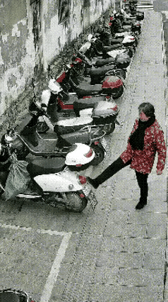 怎么可以这么坏？
电动车好好停在该停的位置，没碍着谁没挡着路，这位大妈偏偏上去就