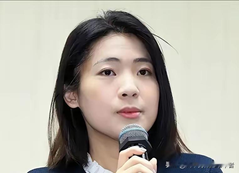 郑丽文和徐巧芯
都是中国国民党
的核心人物，
不过她们的行事风格可是大相径庭——