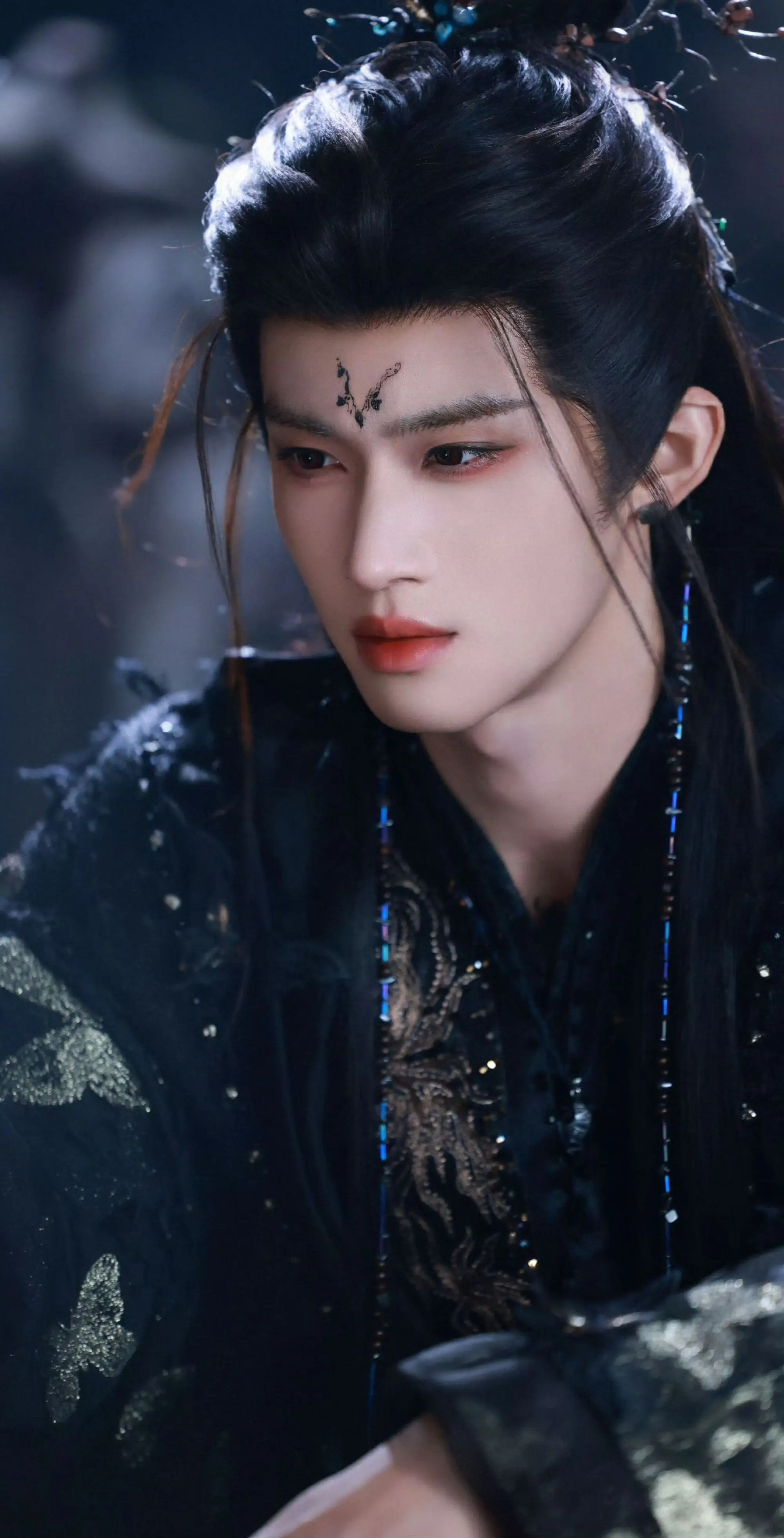 闫桉月鳞绮纪唯一不吃压力之人 从此，月鳞绮纪迎来了唯一不吃压力的话事人...