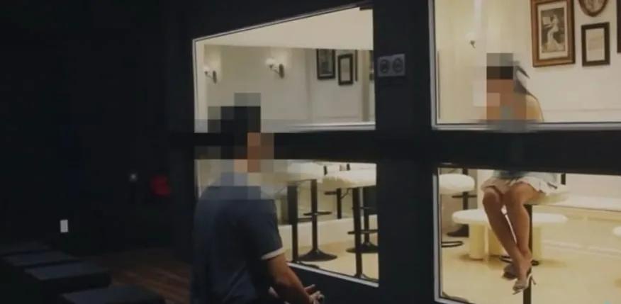 【标题】：越南惊现“秘密镜子”咖啡厅：是正规相亲？还是另有猫腻?

最近，越南胡