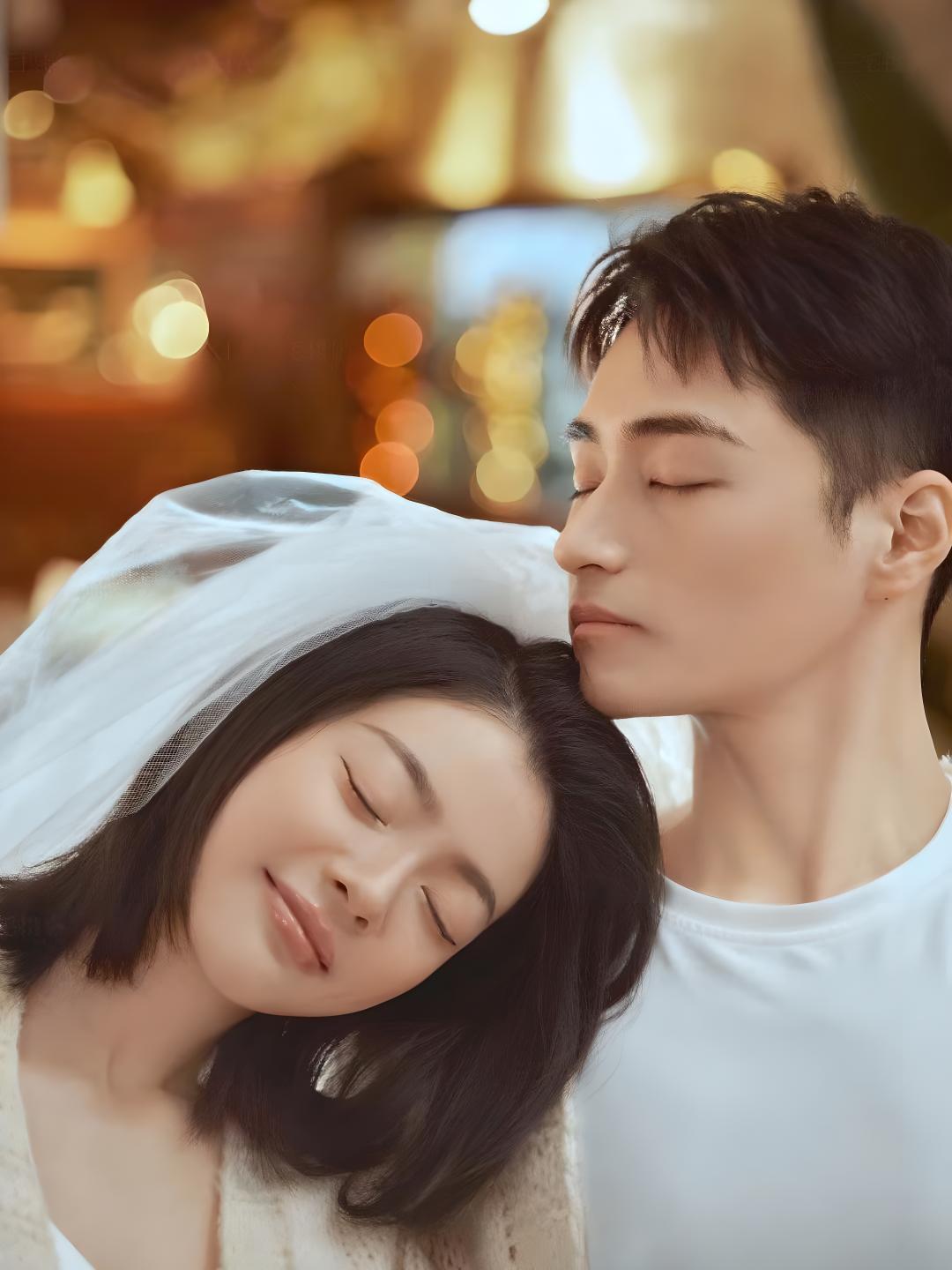 女生想要谈好恋爱/吸引好男人，要做到这4点：

1、多关注他，少照顾他

男生从