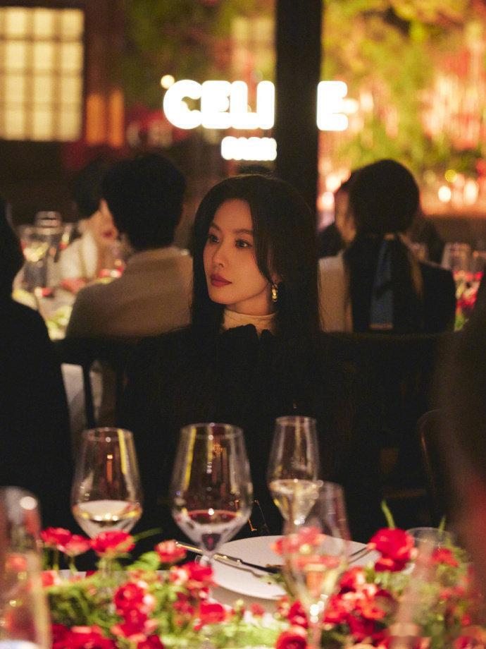 刘诗诗共赴新春之约 刘诗诗共赴新春之约，是简单的黑白小香look的诗诗姐，晚宴上