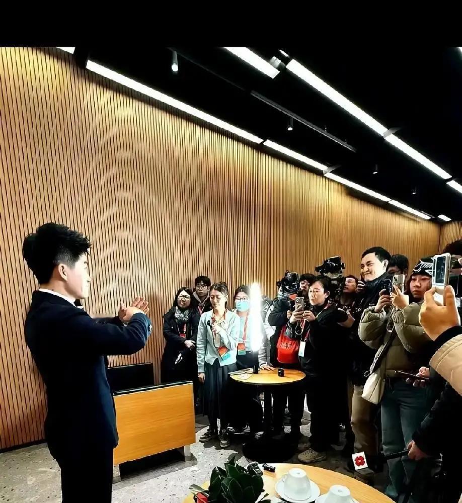 280万人挤爆直播间，只为听他说文物
 
故宫600分钟首播那天，我守着手机从晚