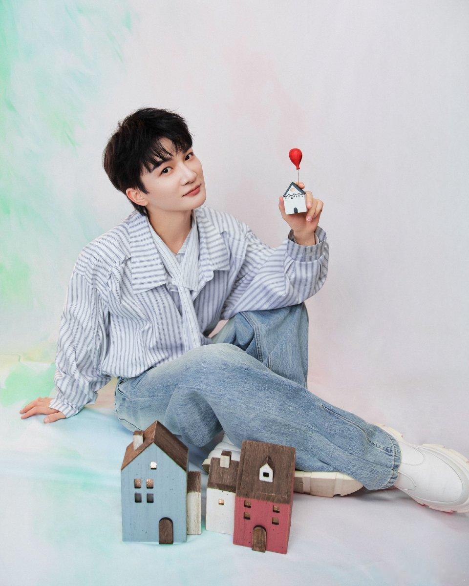 周深首位内地歌手登香港启德主场 香港场等我，我有票爱你爱你，期待期待