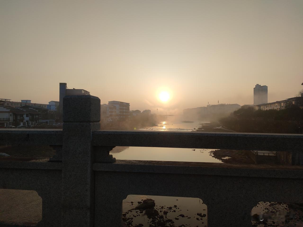 朋友多交，底牌深藏。刚刚看了这句话，深以为然。不管是国家还是个人，都是这么回事。