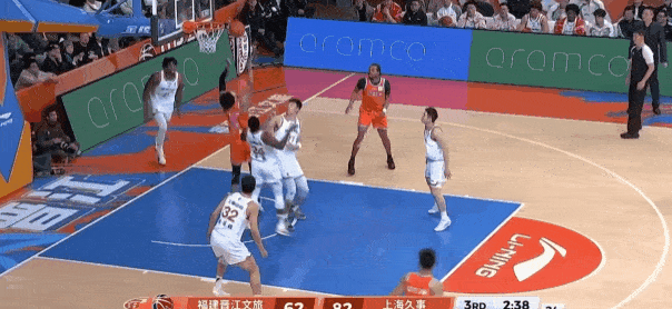 怀特塞德这大帽太霸气了，邹阳想上篮连球带人被帽翻



怀特塞德护框太出色了，邹