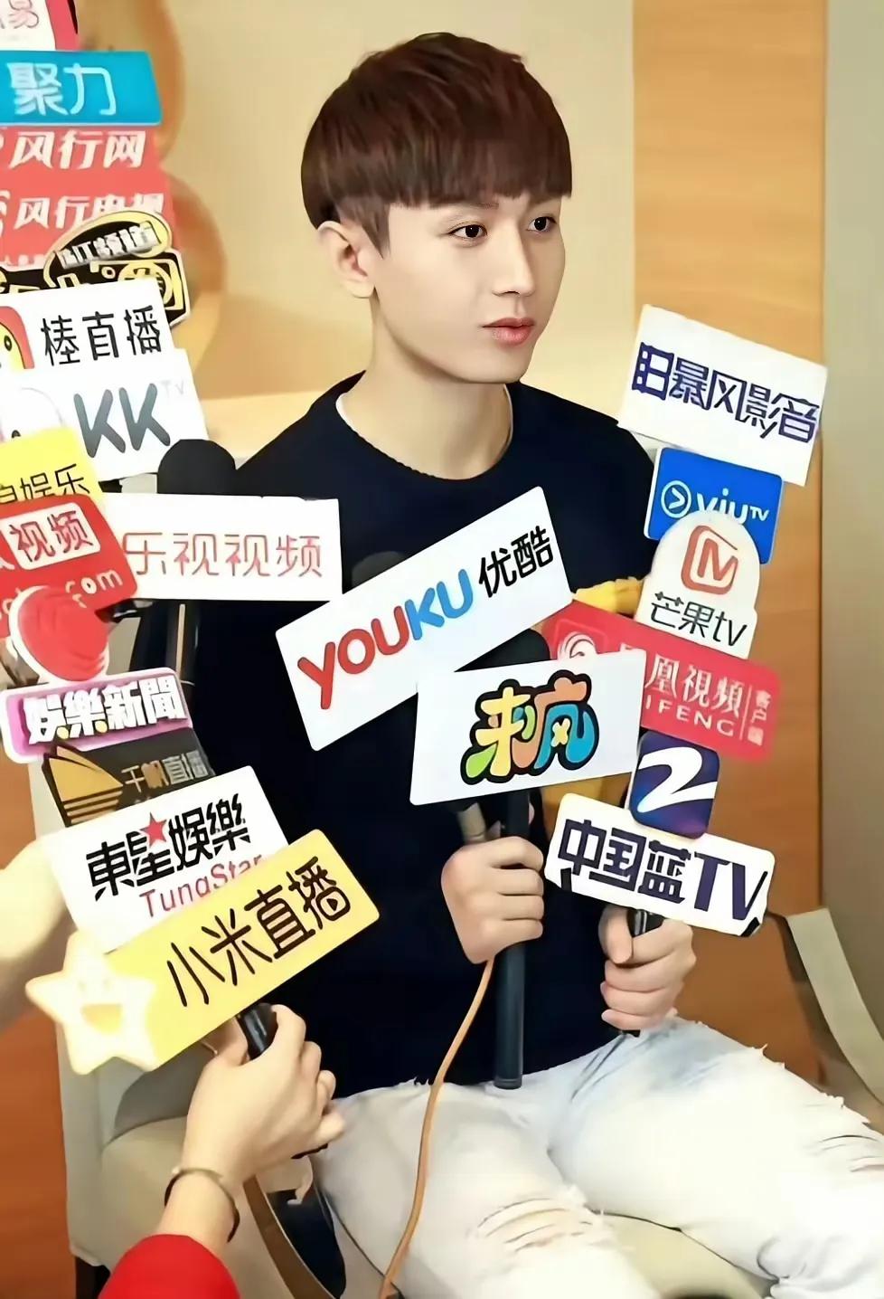 说成毅整容的黑粉们出来看看
这和以前不是一模一样吗？
唯一不同就是发型不一样了