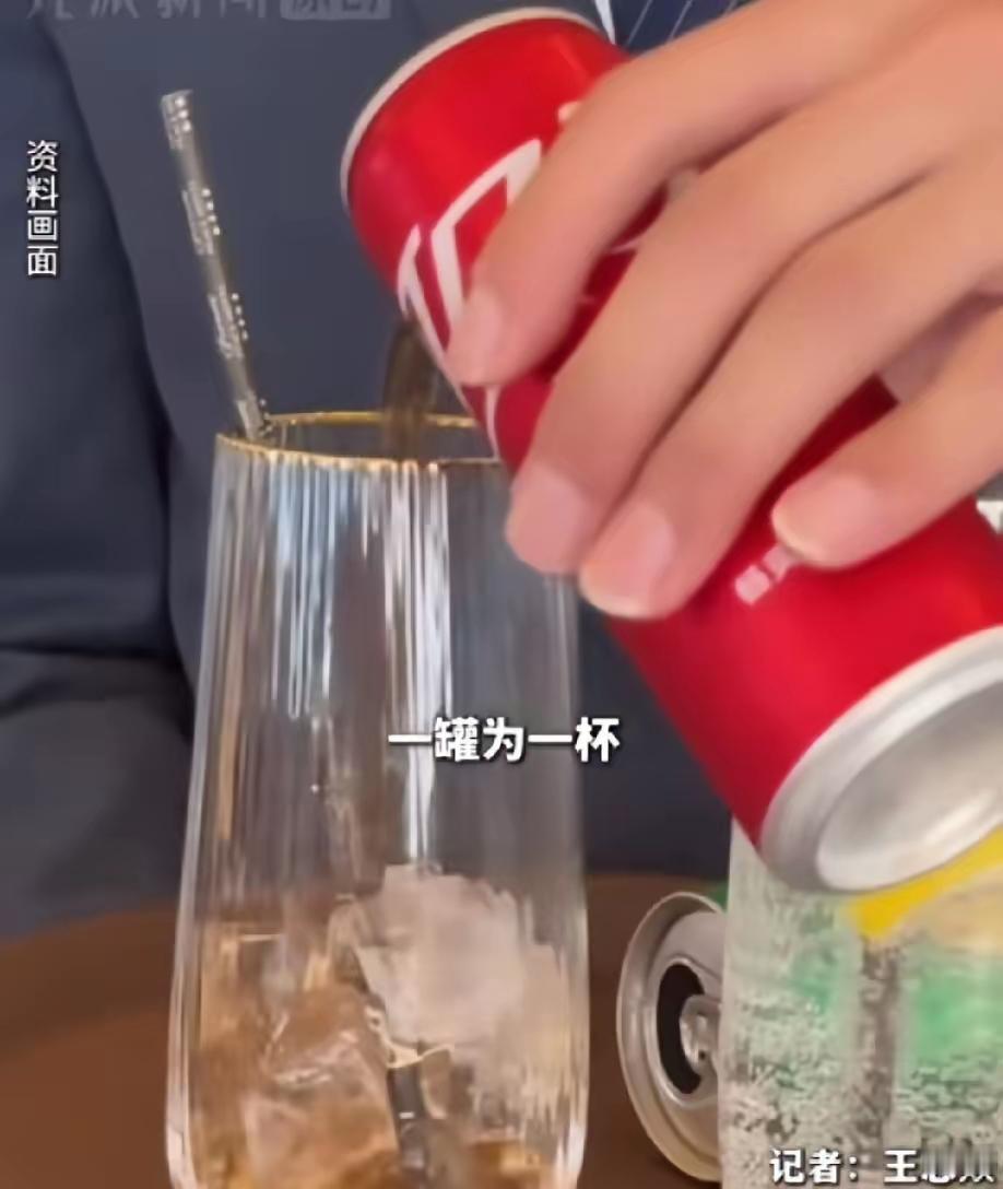 是吃名气，你以为真的是饕餮盛宴?网友到和平饭店吃饭，点了一杯50元的椰子汁，谁知