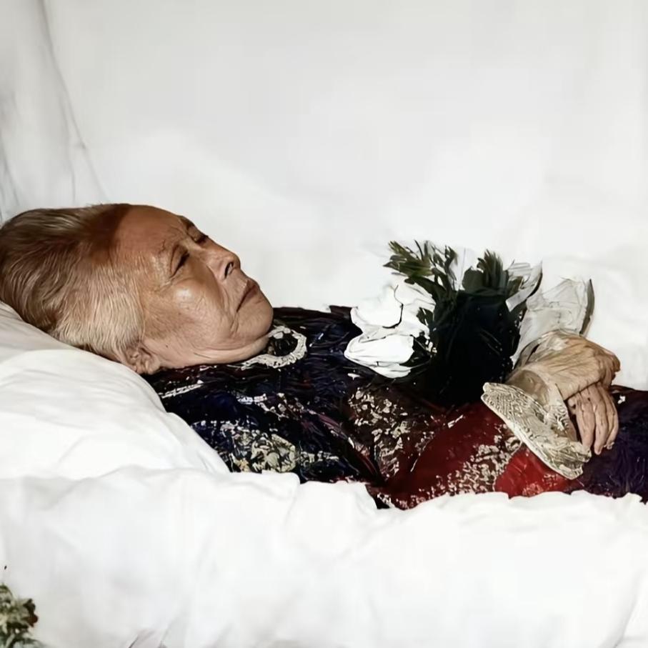 这是1997年，著名物理学家吴健雄，在美国纽约举行的追悼会上，一张罕见的镜头，她