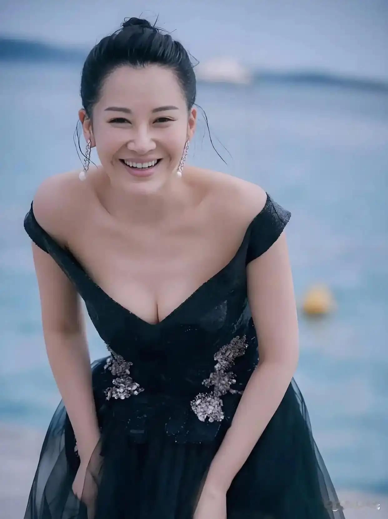 许晴年过五十仍被众人夸赞徐娘半老风韵犹存，她长久保持好状态的诀窍究竟是什么？ 