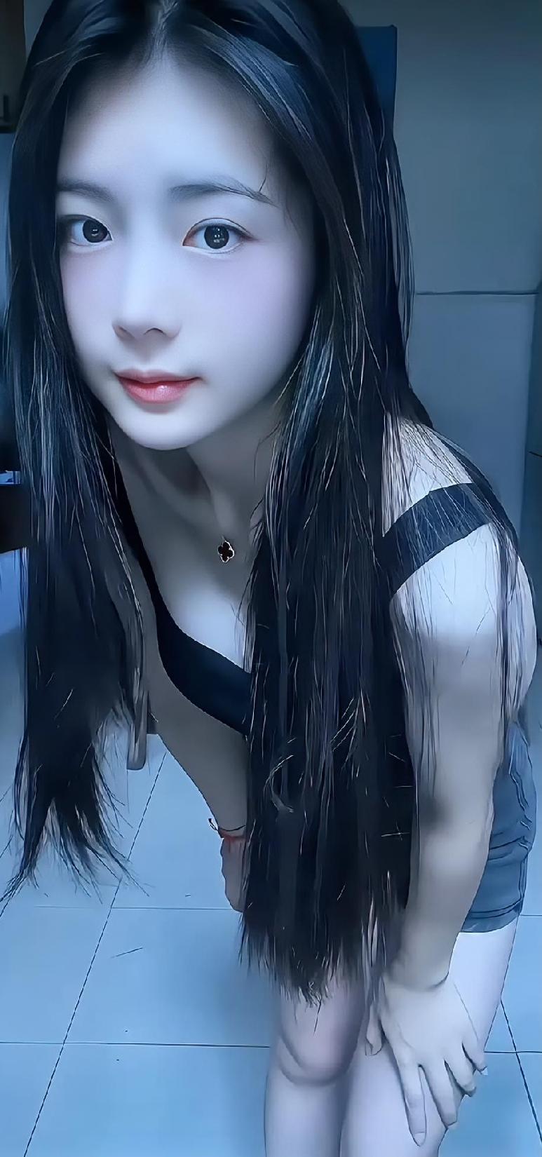 看到“分享绝代美女照”，我脑海里浮现出一张蹲在地上的日本长发美女模特性感摄影图。