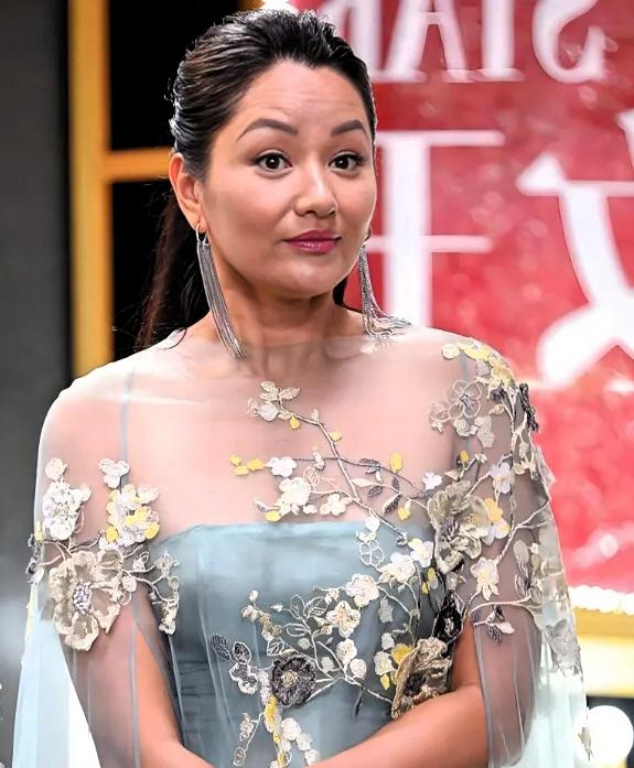 53岁瞿颖的"非典型人生"：
没有嫁胡兵、没有生娃，
谁能想到2019年那场疫情